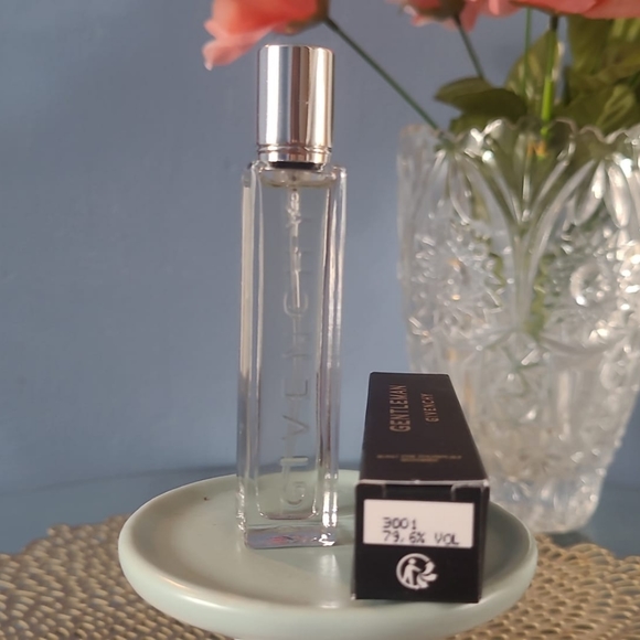 Givenchy - Picture 3 of 3